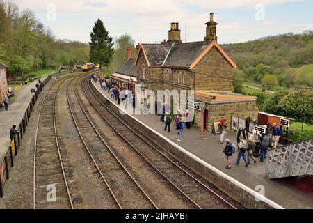 Une scène animée à la gare de Highley sur le chemin de fer de la vallée de Severn lors de son gala de printemps 2022. Banque D'Images