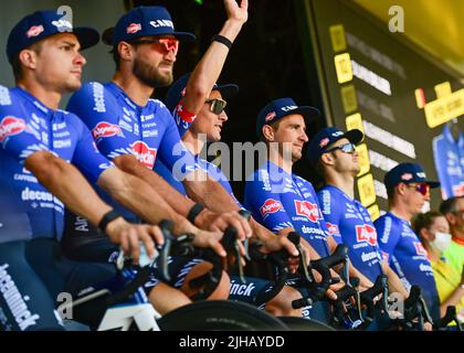 Rodez à Carcassonne, France. 17th juillet 2022. Rodez, France. 17th juillet 2022. Alpecin-Deceuninck présenté à la foule avant Tour de France, Stage 15, France. 17th juillet 2022. Credit:Pete Goding/Goding Images/Alamy Live News Credit: Peter Goding/Alamy Live News Banque D'Images