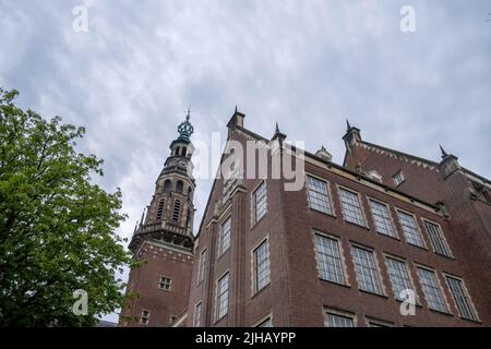 Bâtiment de l'hôtel de ville de Leiden. Hôtel de ville Renaissance RHYTHM avec mur en brique rouge et tour d'horloge, Hollande pays-Bas. Fond ciel nuageux. Sous la vue Banque D'Images