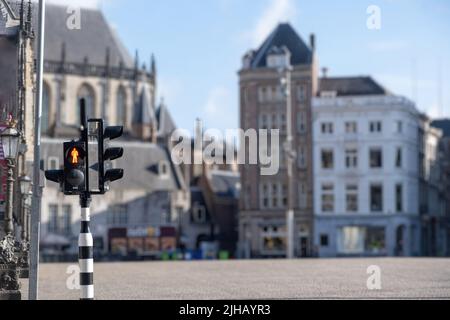 Les feux rouges pour piétons à Amsterdam, brouillent l'arrière-plan emblématique de la maison. Feu de stop, signal d'avertissement au niveau de la traverse, pays-Bas. Banque D'Images