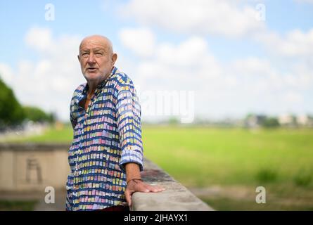 Dresde, Allemagne. 12th juillet 2022. Hans-Jürgen 'Hansi' Kreische, ancien joueur SG Dynamo Dresden et joueur de l'équipe nationale GDR, se dresse sur les prés d'Elbe. Kreische fête son anniversaire de 75th sur 19 juillet 2022. Crédit : Robert Michael/dpa/Alay Live News Banque D'Images