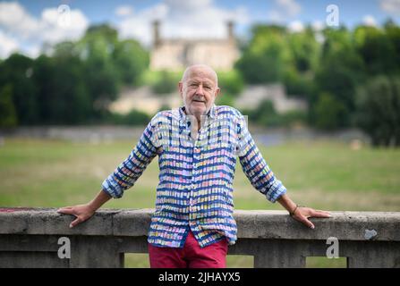 Dresde, Allemagne. 12th juillet 2022. Hans-Jürgen 'Hansi' Kreische, ancien joueur SG Dynamo Dresden et joueur de l'équipe nationale GDR, se dresse sur les prés d'Elbe. Kreische fête son anniversaire de 75th sur 19 juillet 2022. (À dpa-Korr 'Director like Ballack: Dynamo Icon Kreische fête ses 75th ans') Credit: Robert Michael/dpa/Alay Live News Banque D'Images