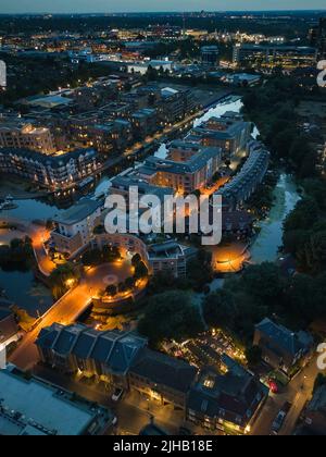 Vue en soirée sur Brentford par le canal de Grand UNON Banque D'Images