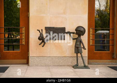 Lodz, Pologne - 08 juillet 2022 : sculpture d'un chien et d'un piotrus provenant du crayon magique de la bande dessinée dans le centre culturel de lodz Banque D'Images