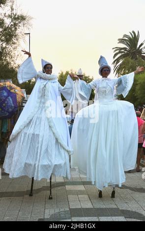 Deux artistes de cirque de Bambolea sur pilotis et en costumes blancs près de Piquio Santander Cantabria Espagne Banque D'Images