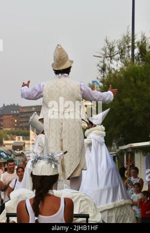 Spectacle public des artistes de cirque de Bambolea se déplaçant le long d'un trottoir bondé près de Piquio Santander Cantabria Espagne Banque D'Images