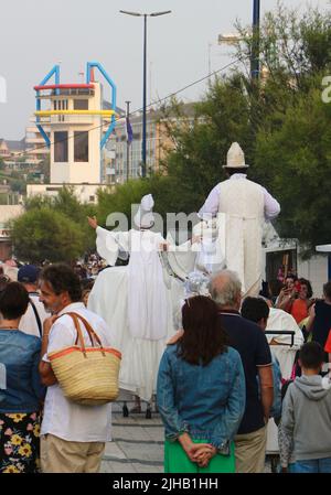 Spectacle public des artistes de cirque de Bambolea se déplaçant le long d'un trottoir bondé près de Piquio Santander Cantabria Espagne Banque D'Images