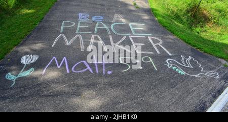 Un message d'art de craie édifiant : « soyez Un Peace Maker » que nous avons fait sur ou allée dans le sud-ouest du Wisconsin. Banque D'Images