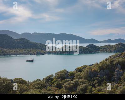 Voyage et attractions touristiques sur l'île de Kekova, Turquie. Vue magnifique sur les paysages marins depuis le village de Kalekoy, Demre, vue avec bateau et îles en mer Banque D'Images