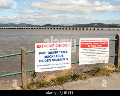 Un signe d'avertissement de danger extrême dû à la montée rapide des marées et des sables mouvants à Arnside, Cumbria, Angleterre, Royaume-Uni Banque D'Images