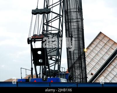 Le Caire, Égypte, mars 10 2022: Installation de la colonne circulaire en barres d'acier par une grue à la place du système de transport aérien monorail du Caire, a Banque D'Images