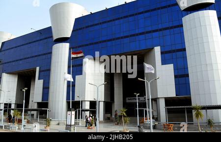 Le Caire, Egypte, 20 mars 2022: La construction de la faculté de pharmacie dans une université égyptienne avec le drapeau égyptien flipping avec le colle Banque D'Images