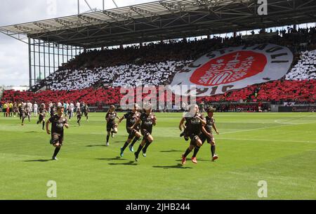 Firo: 16.07.2022 football, football, 2nd Bundesliga, saison 2022/2023, 1st match-day FC St.Pauli Hamburg - FC Nuremberg, Nuernberg 3:2 Millerntep, stade, écusson du club, logo, fans choreo Banque D'Images