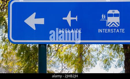 Panneau indiquant la direction de l'aéroport d'Adélaïde, Australie méridionale Banque D'Images