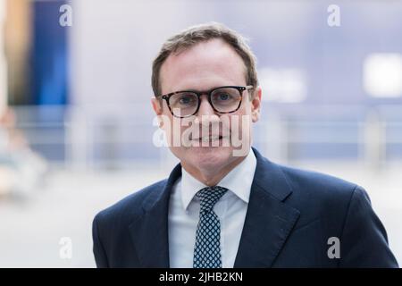 Londres, Royaume-Uni. 17th juillet 2022. Leadership du Parti conservateur le député de Tom Tugendhat, qui espère, arrive à la BBC Broadcasting House pour se présenter à l'émission du dimanche matin organisée par Sophie Raworth. Le nombre de candidats à la compétition pour remplacer Boris Johnson au poste de chef du Parti conservateur et du nouveau Premier ministre britannique sera réduit aux deux derniers d'une série de votes par les députés au Parlement la semaine prochaine, Suivi par un vote postal des membres du parti, avec un gagnant annoncé le 5 septembre. Crédit: Wiktor Szymanowicz/Alamy Live News Banque D'Images