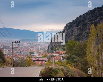 Vue aérienne sur le paysage et la ville de Fethiye. Vue du dessus. Fethiye, mer Méditerranée, Turquie. Tombe lycienne dans les rochers au-dessus de la ville de Fethiye surplombant les montagnes dans la neige. Banque D'Images