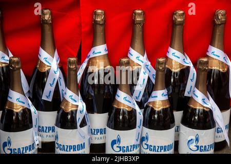 Moscou, Russie. 16th juillet 2022. Les bouteilles de vin mousseux portant le logo Gazprom sont à l’occasion d’une cérémonie marquant la fin du rassemblement de la route de la soie, qui a lieu d’Astrakhan à Moscou, au complexe sportif de Luzhniki à Moscou, en Russie Banque D'Images