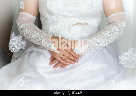 Photo en gros plan d'une main caucasienne le jour de leur mariage Banque D'Images