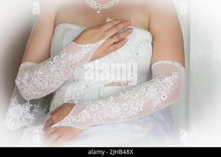 Photo en gros plan d'une femme caucasienne mains sur leur jour de mariage Banque D'Images