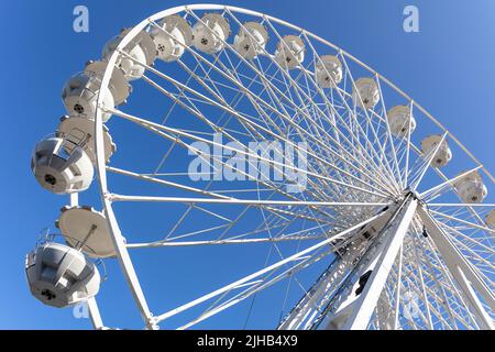 Grande roue contre le ciel bleu Banque D'Images