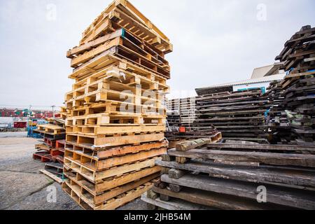 Stockez les piles de palettes en bois dans une cour prête à casser et à recycler. Banque D'Images