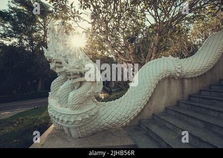 Une statue d'un serpent blanc thaïlandais escaliers bleu ciel / Roi de Nagas Banque D'Images