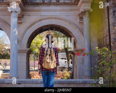 Voyage en Turquie. Bonne femme asiatique voyageur touristique avec des promenades à dos dans la vieille ville. Femme sur toile de fond de la porte d'Hadrien - attraction populaire dans la vieille ville d'Antalya Banque D'Images