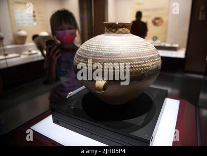 (220717) -- YINCHUAN, 17 juillet 2022 (Xinhua) -- Un enfant voit une exposition au musée Ningxia à Yinchuan, dans la région autonome de Ningxia hui, au nord-ouest de la Chine, à 17 juillet 2022. (Xinhua/Feng Kaihua) Banque D'Images