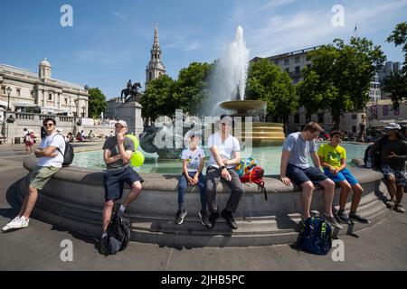 Londres, Royaume-Uni. 17 juillet 2022. Météo au Royaume-Uni - les gens au soleil lors d'une journée chaude à Trafalgar Square. L'Agence britannique de sécurité sanitaire (UKHSA) a porté son avertissement de santé par la chaleur au niveau 4, une « urgence nationale » et le Bureau du met a émis son premier avertissement rouge pour lundi et mardi pour une grande partie de l'Angleterre avec des températures qui devraient monter à 40C. Credit: Stephen Chung / Alamy Live News Banque D'Images