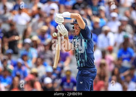 La balle roule sur la batte de Craig Overton d'Angleterre comme il la frappe Banque D'Images