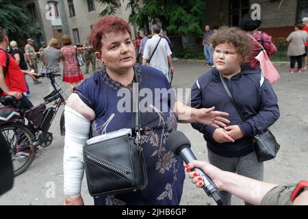 Non exclusif: DNIPRO, UKRAINE - 16 JUILLET 2022 - Une mère et une fille de Sievierodonetsk, région de Luhansk, qui ont fui l'agression russe parlent Banque D'Images