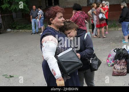 Non exclusif : DNIPRO, UKRAINE - 16 JUILLET 2022 - Une mère et une fille de Sievierodonetsk, région de Luhansk, qui ont fui l'agression russe parlent Banque D'Images