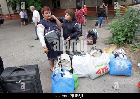 Non exclusif : DNIPRO, UKRAINE - 16 JUILLET 2022 - Une mère et une fille de Sievierodonetsk, région de Luhansk, qui ont fui l'agression russe parlent Banque D'Images