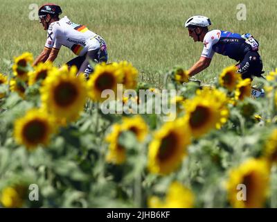 German Nils Politt de Bora-Hansgrohe et Danish Mikkel Frolich Honoré de Quick-Step Alpha Vinyl photographié en action pendant la phase quinze de la course cycliste Tour de France, de Rodez à Carcassonne (200km), France, le dimanche 17 juillet 2022. Le Tour de France de cette année a lieu du 01 au 24 juillet 2022. BELGA PHOTO DAVID PINTENS - SORTIE ROYAUME-UNI Banque D'Images