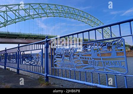 La promenade de Runcorn, le canal du navire de Manchester, et le pont de Runcorn, Halton, Cheshire, Angleterre, ROYAUME-UNI Banque D'Images