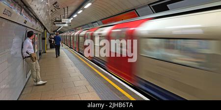 Déplacement du train de métro Northern Line, à l'échangeur de la gare Euston, nord de Londres, Angleterre, Royaume-Uni Banque D'Images