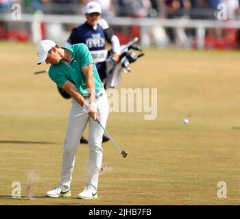 16th juillet 2022, Old course at St Andrews, St Andrews, Fife, Écosse; The Open Golf Championship Round 3; Rory McIlroy (NIR) joue son approche tournée vers le green 1st Banque D'Images