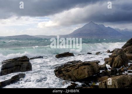 Vue d'Elgol à travers le Loch Scavaig vers les montagnes Cuillins, île de Skye, Écosse Banque D'Images