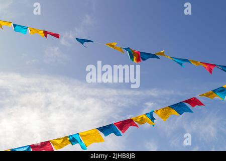 Goiania, Goiás, Brésil – 17 juillet 2022: Quelques vêtements avec des pennants de tissu contre le ciel bleu pour le parti de juin - partie brésilienne typique. Banque D'Images