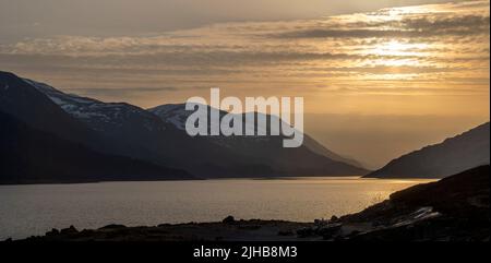 Loch Mullardoch, Glen Cannich, Highlands Scotland au coucher du soleil. Banque D'Images