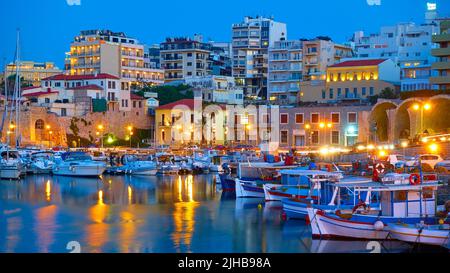 Héraklion, Grèce - 27 avril 2018: Bateaux de pêche dans le port d'Héraklion au crépuscule, île de Crète Banque D'Images