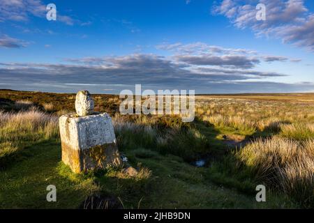 White Cross (Fat Betty), le noir traverse Rosedale sur Danby Moor, dans le parc national des Moors de North York Banque D'Images