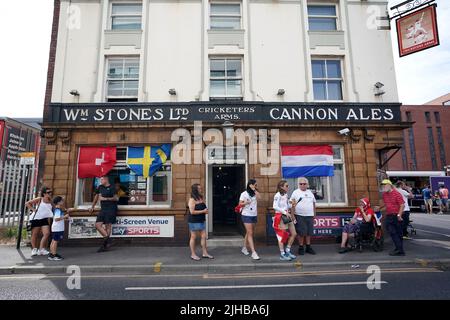 Les fans arrivent aux Cricketers Arms avant le match de l'UEFA Women's Euro 2022 Group C à Bramall Lane, Sheffield. Date de la photo: Dimanche 17 juillet 2022. Banque D'Images