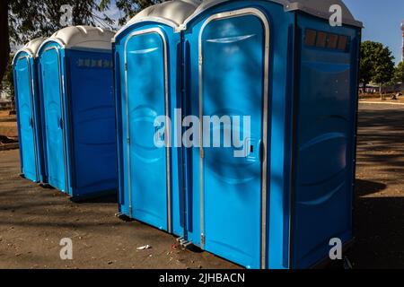 Goiania, Goiás, Brésil – 17 juillet 2022 : quelques toilettes chimiques alignées sur une place après un événement public. Banque D'Images