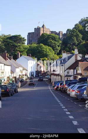 Dunster, Somerset (Royaume-Uni) : vue sur Dunster High Street et le château en arrière-plan Banque D'Images