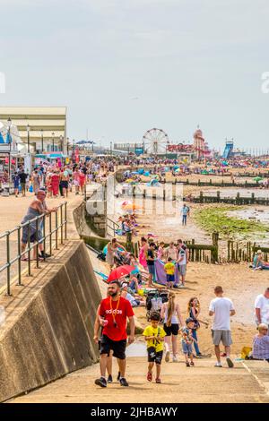 Dimanche 17 juillet 2022. Vacanciers à Hunstanton, dans le Norfolk, profitant du soleil sur ce qui est prévu pour être l'un des week-ends les plus chauds de l'année, avec un avertissement de conditions météorologiques extrêmes émis pour l'Angleterre. Banque D'Images