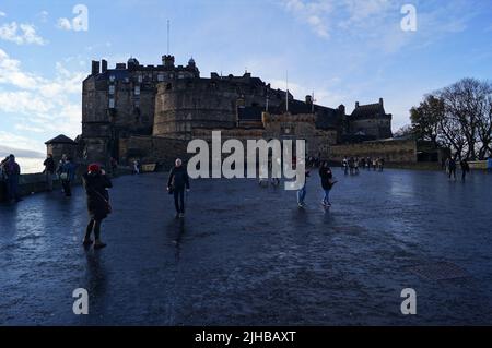 Édimbourg, Écosse (Royaume-Uni) : Château d'Edinburg et Esplanade, vue depuis Castlehill Banque D'Images