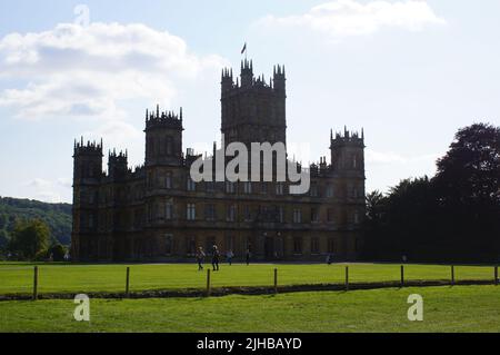 Highclere, Newbury, Berkshire (Royaume-Uni) : vue sur le château de Highclere depuis le parc Banque D'Images