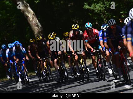 Belge Tiesj Benoot de Jumbo-Visma et Belge Philippe Gilbert de Lotto Soudal photographiés en action pendant la phase quinze de la course cycliste Tour de France, de Rodez à Carcassonne (200km), France, le dimanche 17 juillet 2022. Le Tour de France de cette année a lieu du 01 au 24 juillet 2022. BELGA PHOTO POOL PETE GODING - UK OUT Banque D'Images