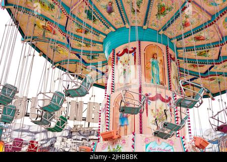 Détail d'un carrousel allemand typique à la célèbre foire d'amusement 'Rheinkirmes' 2022 à Düsseldorf/Allemagne, la plus grande foire d'amusement sur le Rhin. Banque D'Images